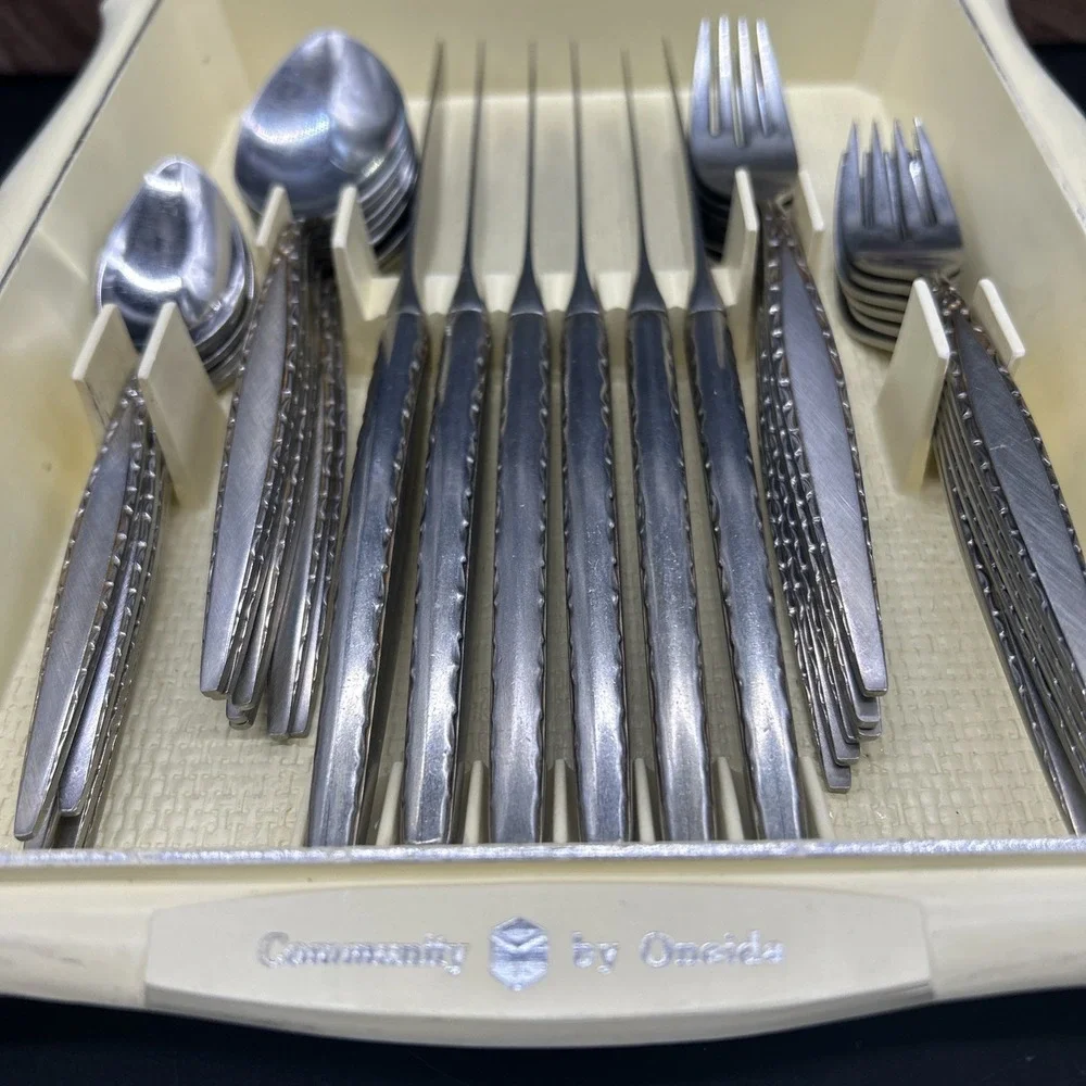 Oneida Venetia Community Stainless Flatware Set 30 piece w/tray SEE DETAILS